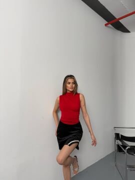 Kadın Kolsuz Büzgü Detaylı Dik Yaka Bluz
