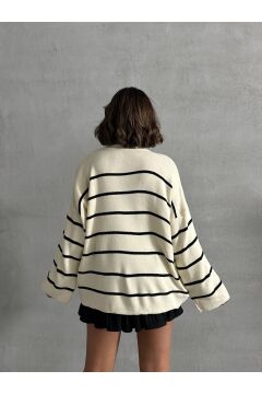 Kadın Oversize Çizgili Yarım Balıkçı Yaka Triko Kazak